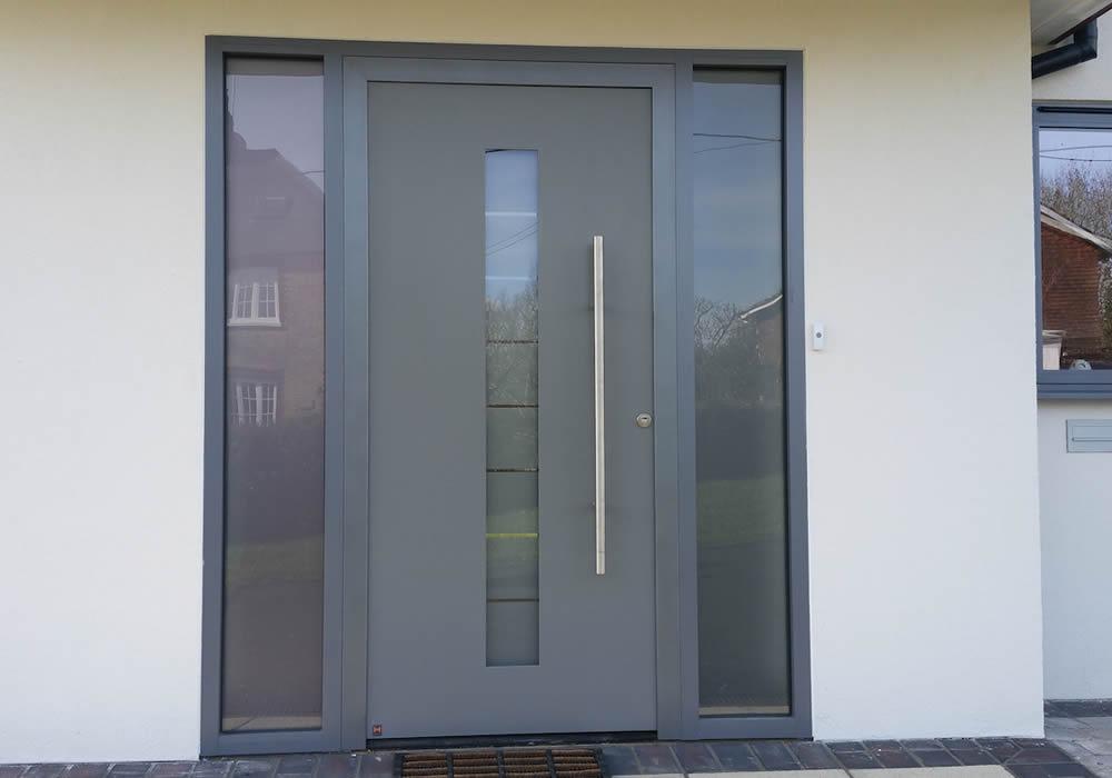 Aluminium entrance door with multi-point locking